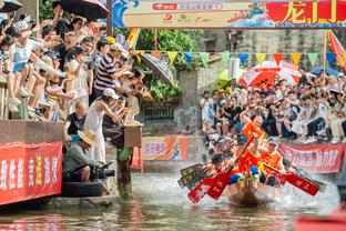 高兴？！雷霆赢下G1 亚历山大接受采访队友送上惯例“汪汪叫”